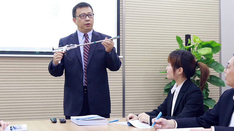 选择在线职业培训平台时，首先要关注课程内容与质量。优质的课程内容应具备以下特点：